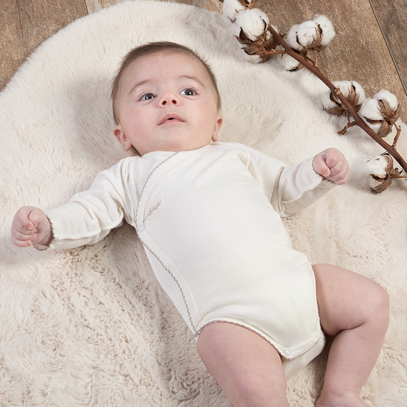 Coffret cadeau bio bébé 5 bodys, 4 pyjamas, brassières et accessoires en coton bio